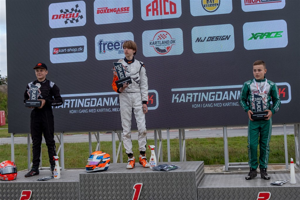 DASU Junior kom undervejs med Bertram Sachse som første mand gennem første sving, men blandt andre Romeo Haagh i #14 var klar til at udfordre.
(Foto: Danish Karting League)